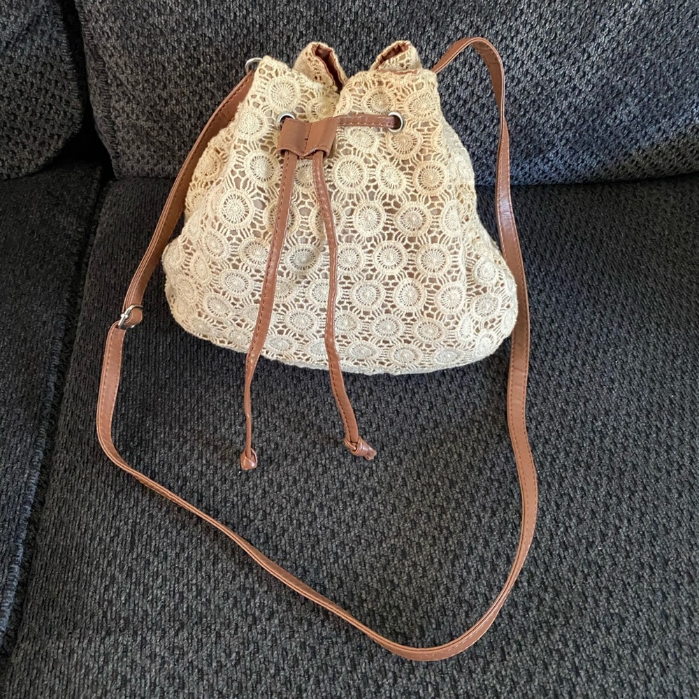 Adjustable shoulder strap, one pocket inside